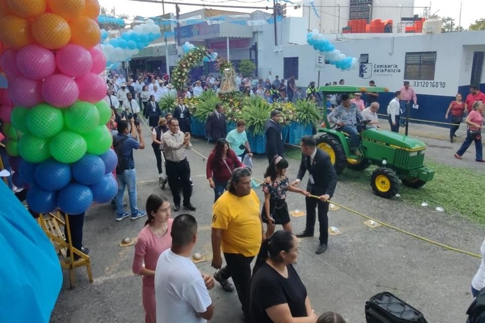 Después de dos años de no visitar el Mercado de Abastos por la pandemia, la Virgen de Zapopan volvió hoy a realizar el tradicional recorrido entre sus calles.
