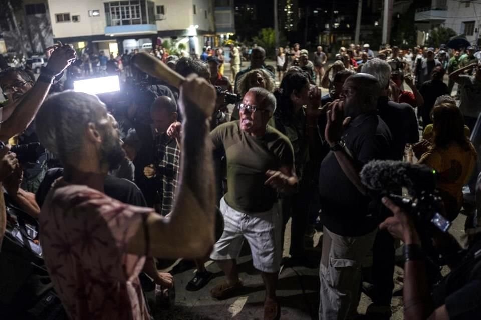 Manifestantes y funcionarios gubernamentales discuten durante una protesta tras seis días de apagones debido a la devastación del huracán 'Ian' en La Habana.