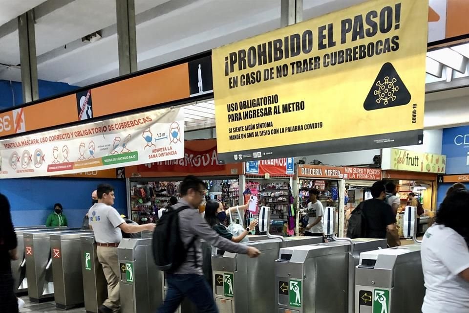 En algunas estaciones del Metro se mantienen los letreros que alertan por el uso obligatorio de la máscara.