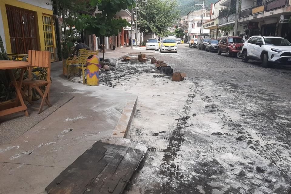 Desde hace ocho meses, vecinos de la Colonia Emiliano Zapata, en el Centro de Puerto Vallarta, padecen por una fuga de aguas negras que 'apesta' sus días.