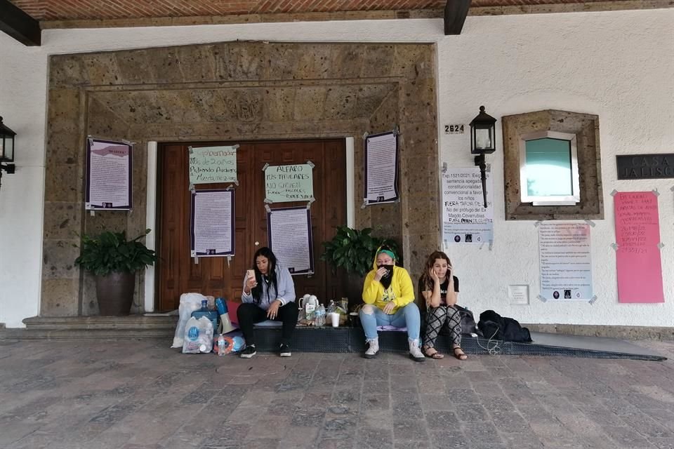 Paredes ha instalado caretelones en Casa Jalisco, donde mantiene su huelga.