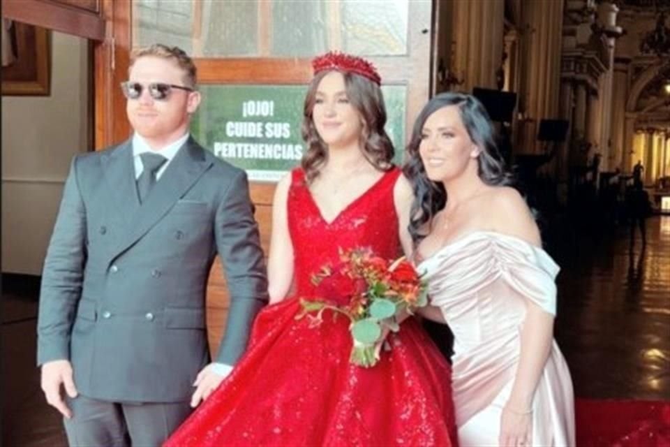 El boxeador mexicano, acompañado de Karen Beltrán, madre de Emily, ingresó al templo a las 16:00 horas para la misa.