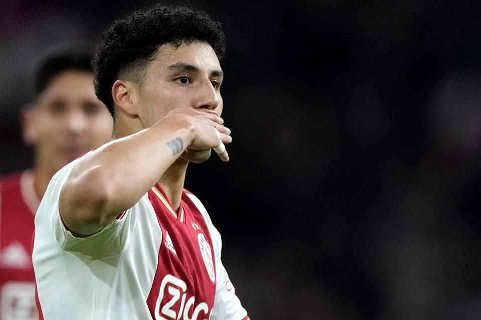 Jorge Sánchez pisó el área enemiga y no desperdició un balón a modo, marcando su primer tanto con el Ajax.