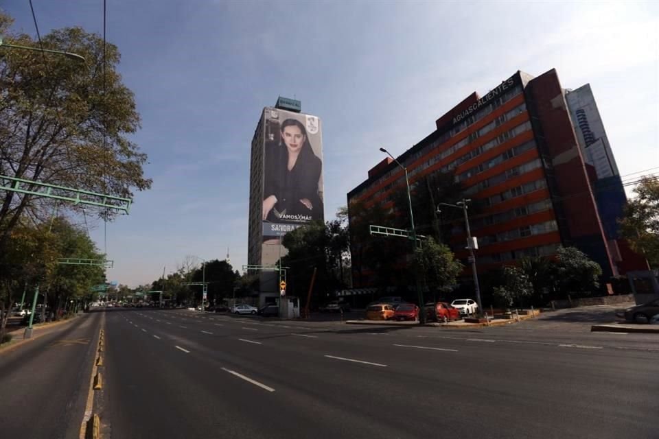 Un anuncio ilegal promociona la imagen de la Alcaldesa de Cuauhtémoc y se extiende en 16 de los 20 pisos del edificio Chamizal, Tlaltelolco.