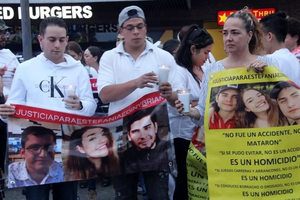 Al llegar al lugar donde fue el accidente, el grupo de aproximadamente 100 personas rezó y prendió veladoras.