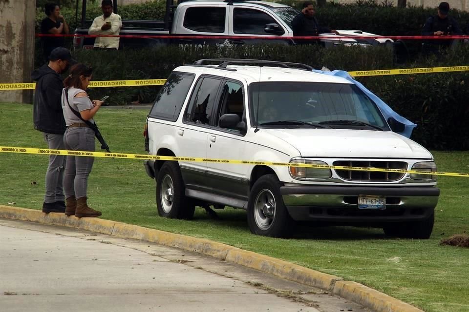 Durante la agresión el conductor se echó de reversa para tratar de escapar, pero quedó en el área verde de unos cotos.