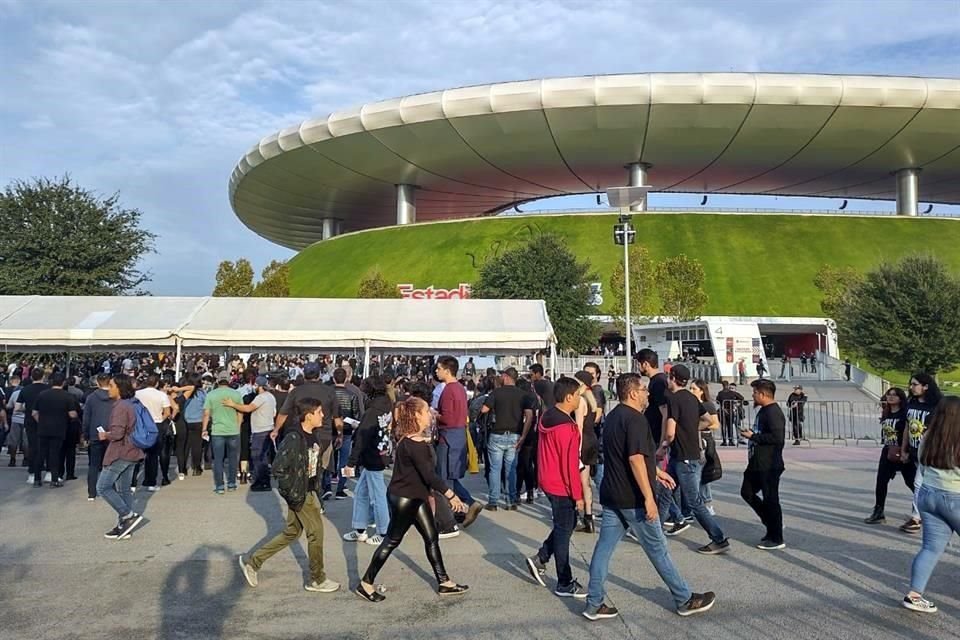 Pese a que las puertas del Estadio Akron abrirían a las 17:30 horas para show de Guns N' Roses, la gente ha esperado más de una hora.