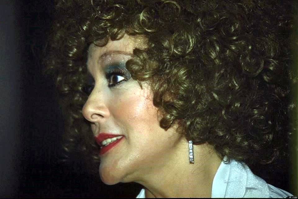 La diva del cine de oro, en 1998 lucía su pelo oscuro y rizado.