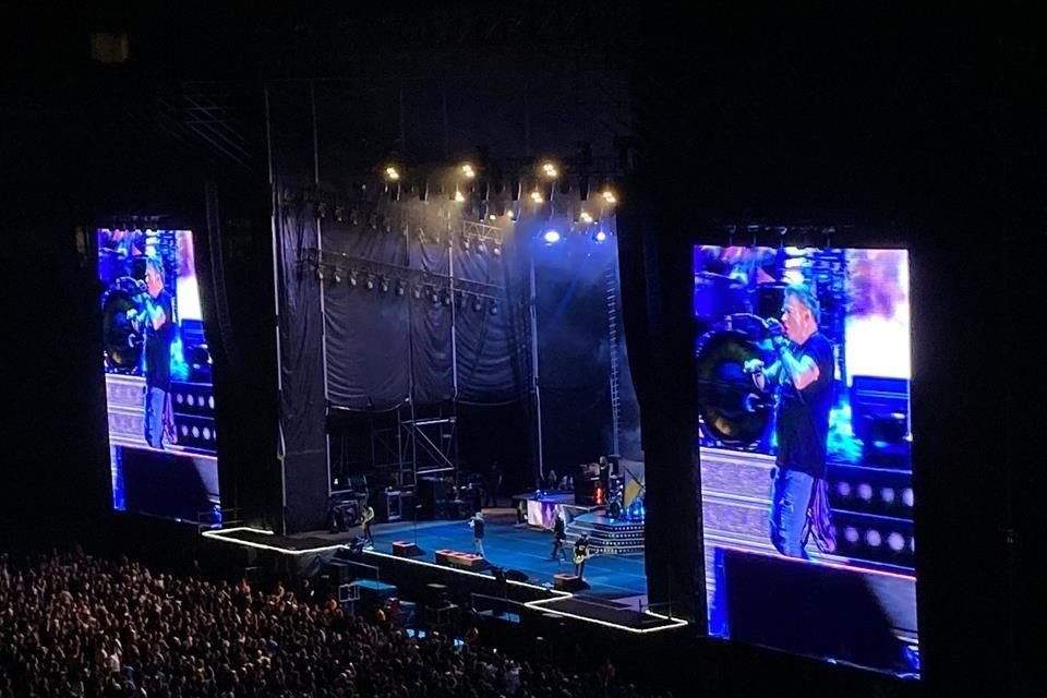 Guns N' Roses, banda que lidera Axl Rose, tocó para 30 mil fans que en la primera mitad del show en el Akron no lucieron muy animados.