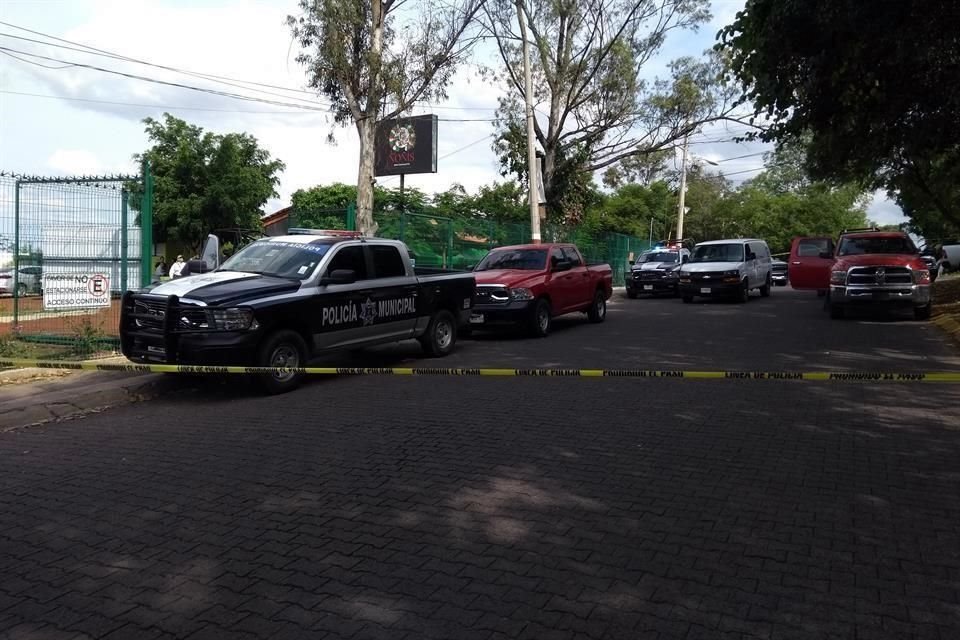 Un hombre fue asesinado y otro resultó herido durante una agresión en el estacionamiento de un restaurante, en la Colonia Cerro del Tesoro.