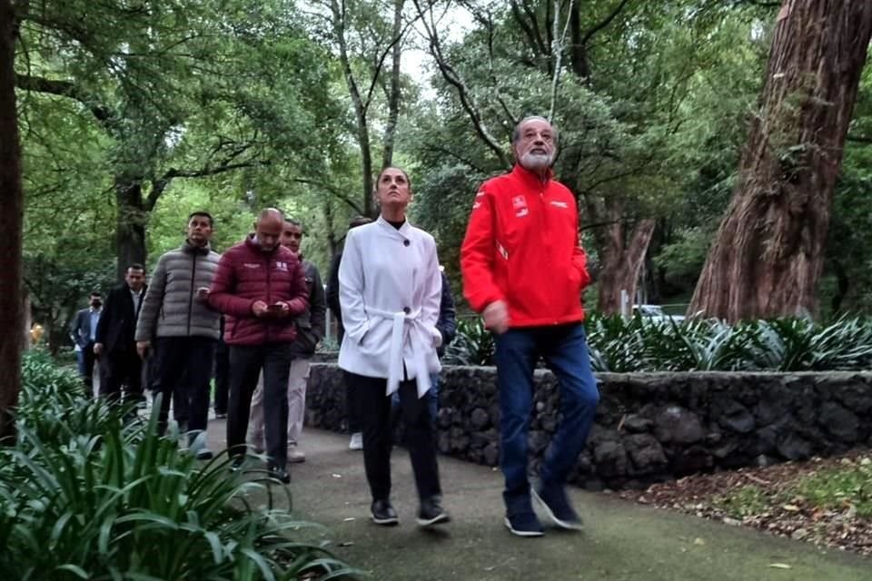 A través de su cuenta de Twitter, Claudia Sheinbaum compartió una fotografía en la aparece junto a Carlos Slim en el Bosque de Chapultepec.