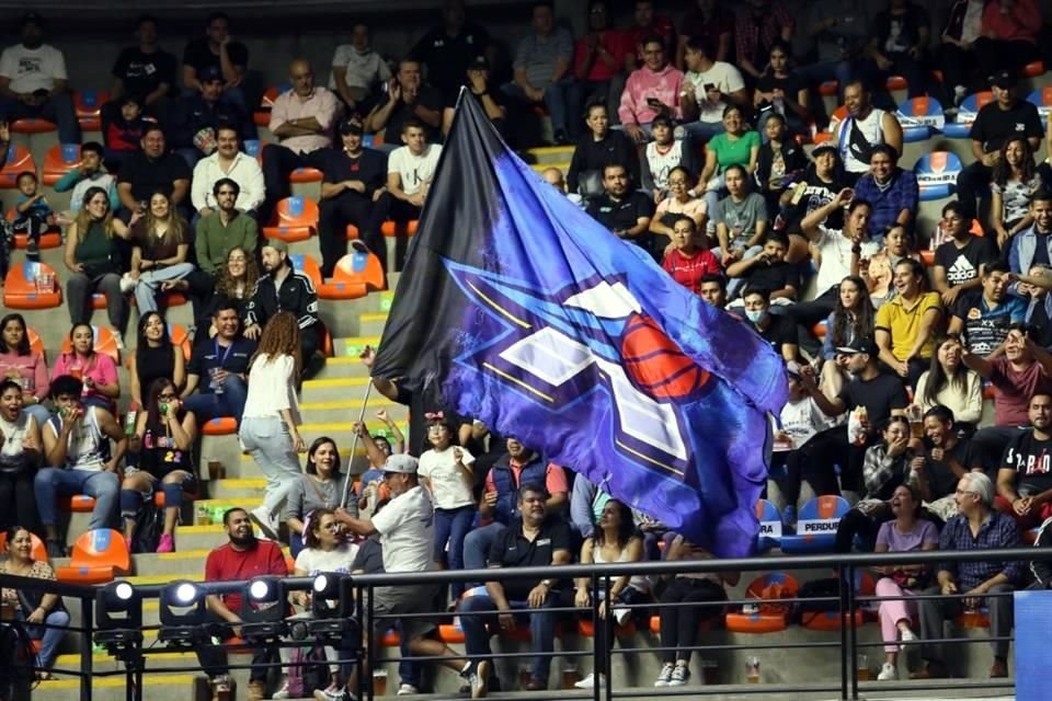 El público no dejó de apoyar a Astros.