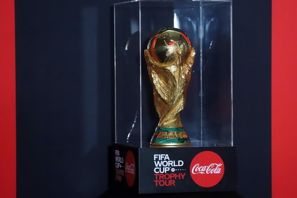 Trofeo Copa FIFA durante la Expo Guadalajara.