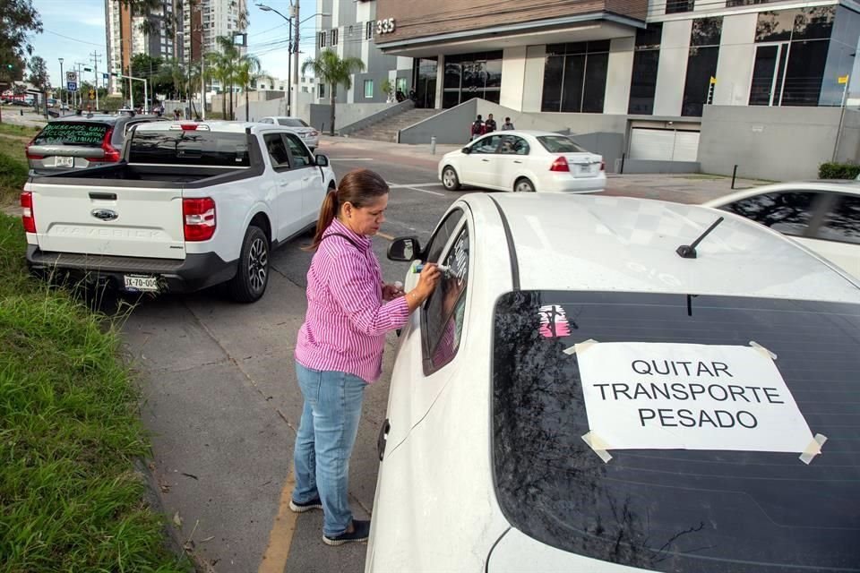 Con pancartas con diferentes leyendas, Asociación Rescate Av. Guadalupe realizó hoy una caravana para exigir que se modifique la ciclovía.