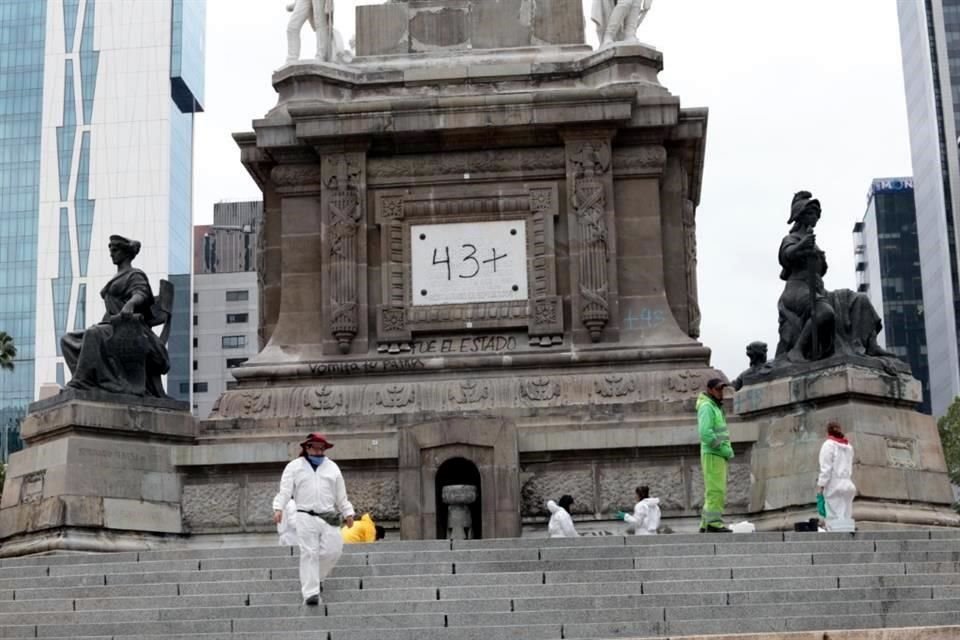 Especialistas en conservación de patrimonio histórico iniciaron el retiro de pintas al pie del Ángel de la Independencia.