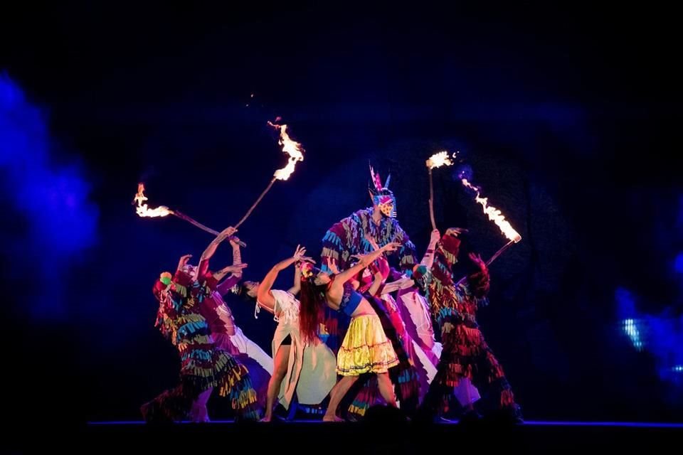 Escena de 'Memoria de Gigantes: Raíces de Nuestros Pueblos', espectáculo que inaugura el Festival Cultural del ITESO 2022.