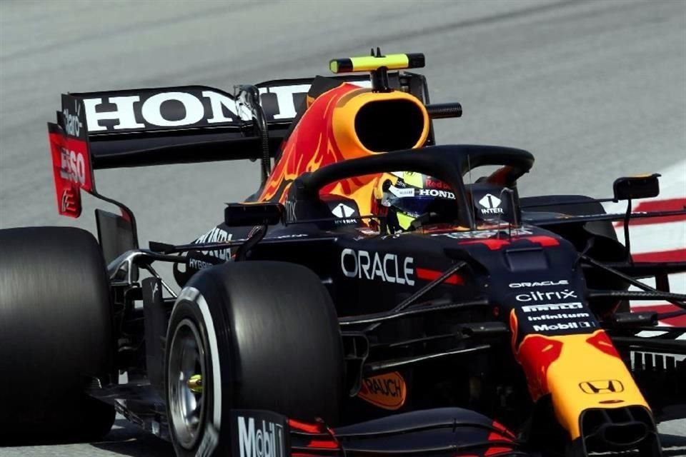 Lewis Hamilton acusó a Red Bull de rodar con un alerón trasero 'flexible'.