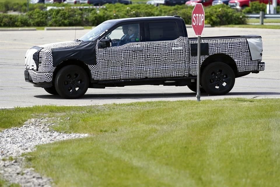 El Presidente Joe Biden conduce la Ford F-150 Lightning en el Ford Dearborn Development Center, en Dearborn, Michigan.