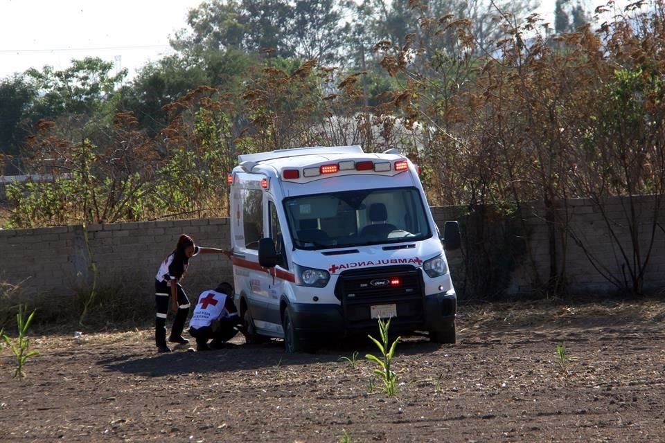 Una ambulancia que acudió al servicio quedó atorada en la tierra