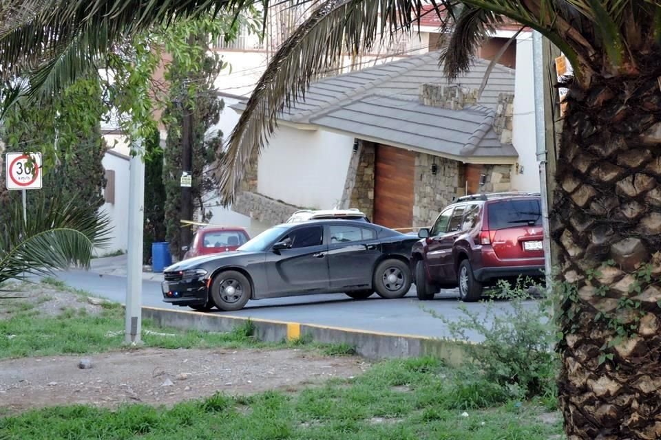 Agentes ministeriales custodian la casa donde se localizó el cadáver, en la calle Paseo de las Olimpiadas.