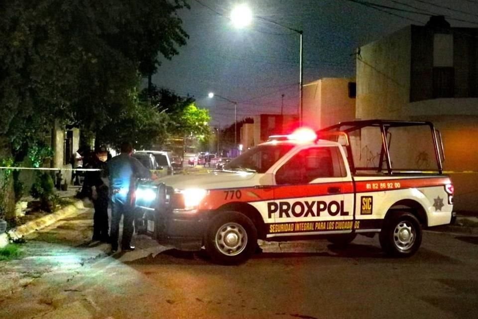 El cuerpo de la víctima cayó a pocos pasos de subir a la banqueta, mientras que los agresores huyeron en el vehículo a toda velocidad con rumbo a la Avenida Acueducto.