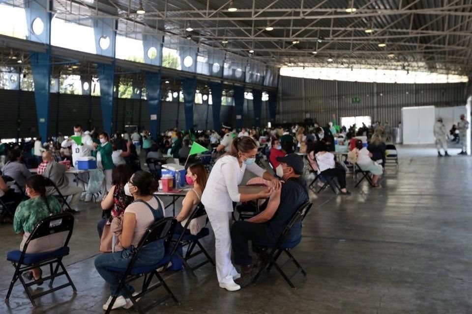 Personal de salud vacunando contra Covid-19 en el Palacio de los Deportes, una de la sedes con mayor capacidad de aforo. 