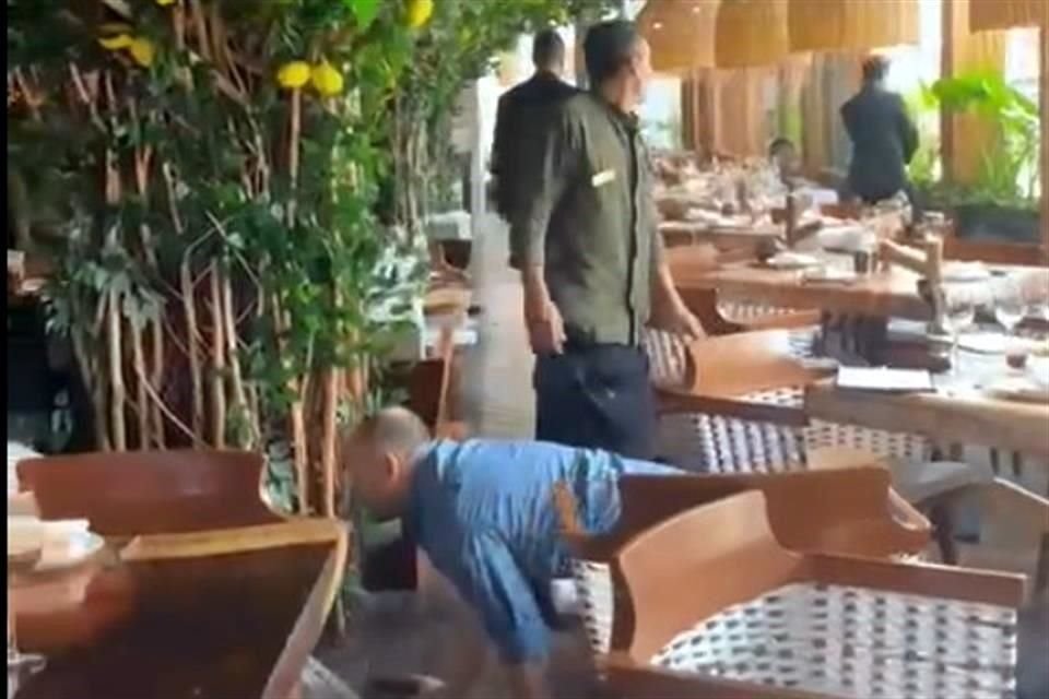 Comensales del restaurante se resguardan de los balazos.