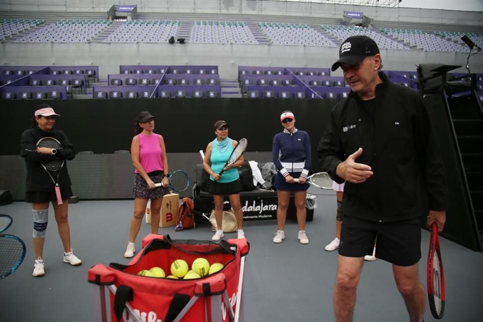 José Luis Clerc compartió su experiencia a jugadoras de tenis tapatías, en el marco del Guadalajara Open AKRON WTA 1000.