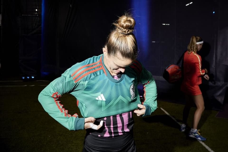 Maria Skkari posó con la playera de México que trae su apellido.