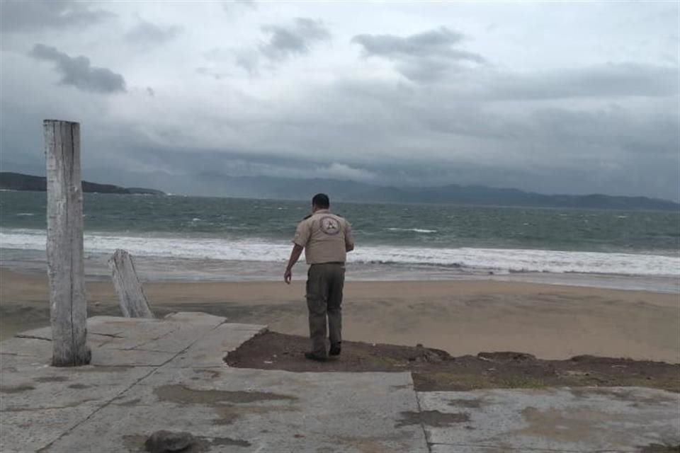 En Puerto Vallarta las playas fueron cerradas hasta nuevo aviso y se suspendieron las actividades recreativas y comerciales.