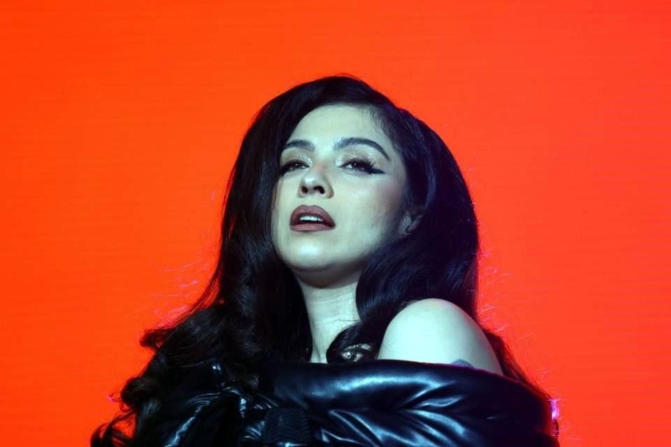 La cantante Mon Laferte contrajo matrimonio con el músico Joel Orta tras un noviazgo largo y el nacimiento de su hijo.