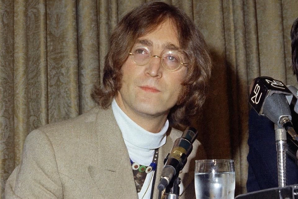 La última carta que escribió John Lennon, antes de su muerte en 1980, fue subastada este fin de semana por 64 mil dólares.