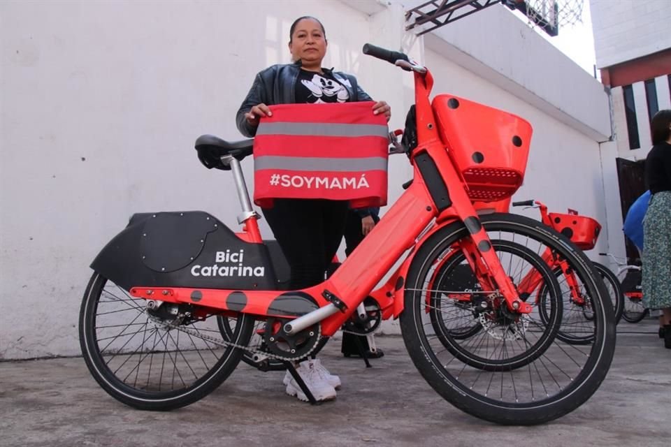 Elieth Mares acudió a la Colonia Atlampa, en la Alcaldía Cuauhtémoc, a recoger la bici que usará por tres meses.