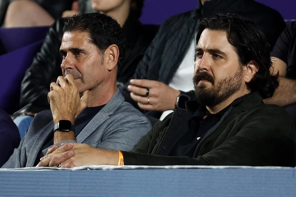 Fernando Hierro, director deportivo rojiblanco,  y Amaury Vergara, dueño de las Chivas.