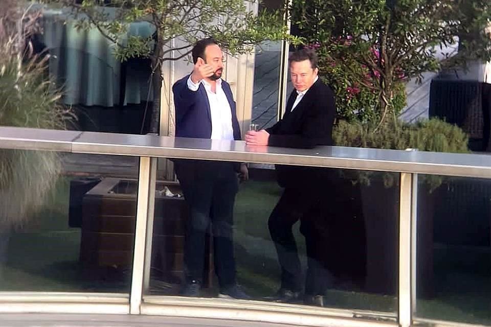 Elon Musk fue captado conversando con el Subsecretario de Inversión de la Secretaría de Economía estatal, Emmanuel Loo.