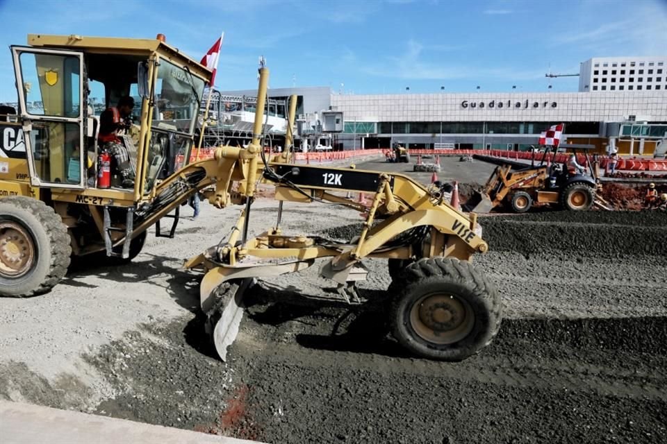 Cambio de losetas en la plataforma del área de aviación Comercial.