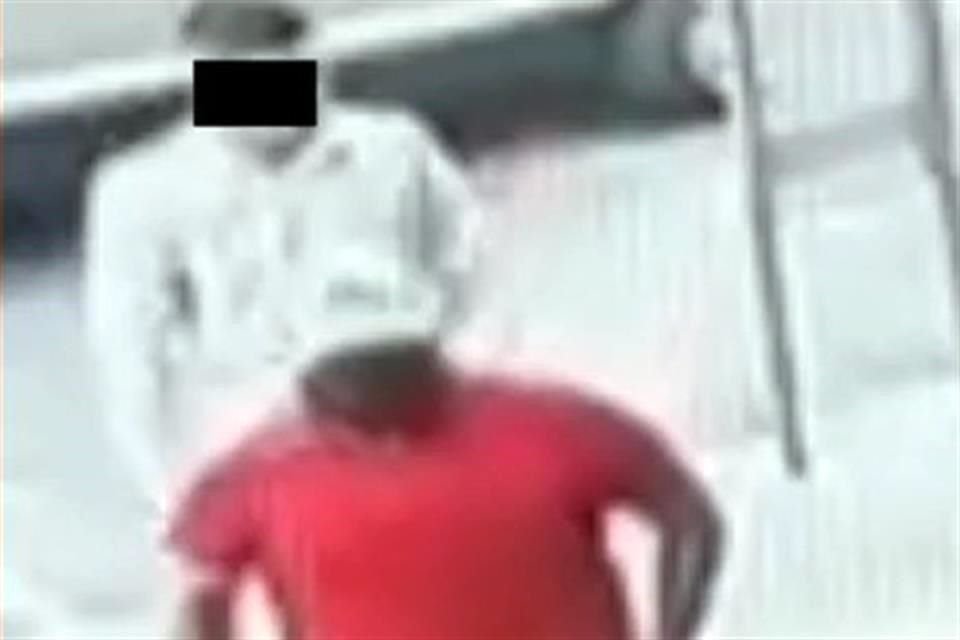17:41 HORAS. Llegan dos hombres que se sentaron en la mesa del funcionario de Vallarta y quienes terminaron por agredirlo.