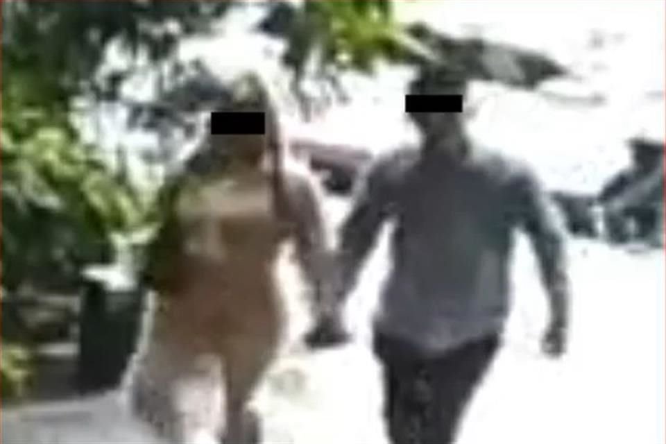 18:03 HORAS. Al mismo tiempo, llegan un hombre y una mujer; al menos el hombre era un cómplice de los atacantes.
