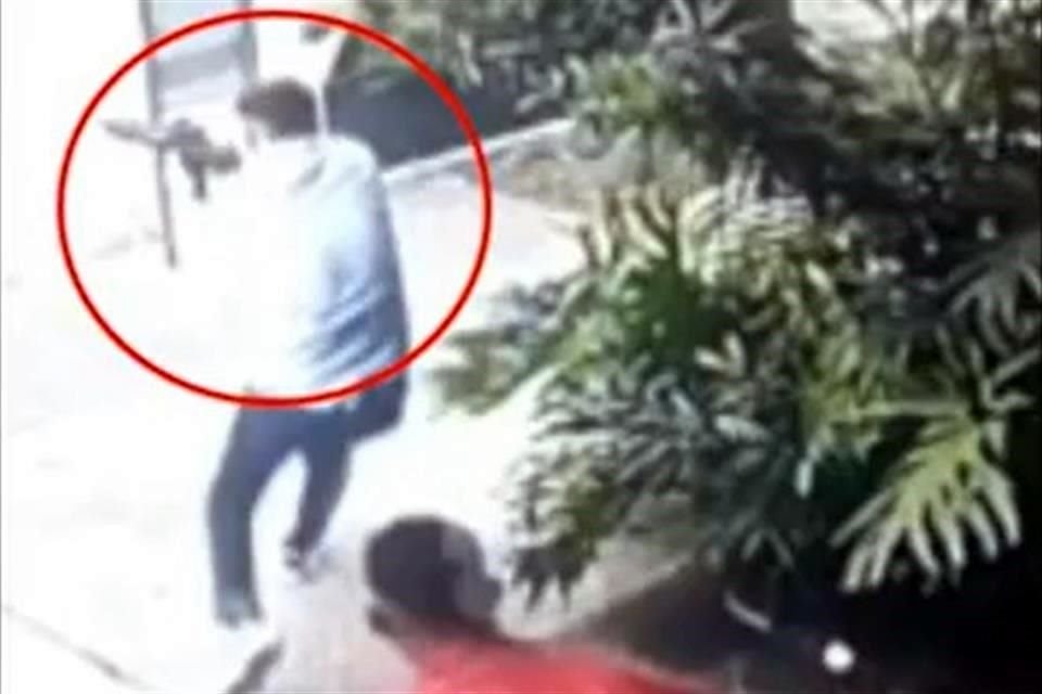 18:08 HORAS. El homicida de Llamas y el hombre que había ingresado con una mujer a las 18:03 horas salen del negocio y tienen un enfrentamiento con el resto de escoltas de Llamas.