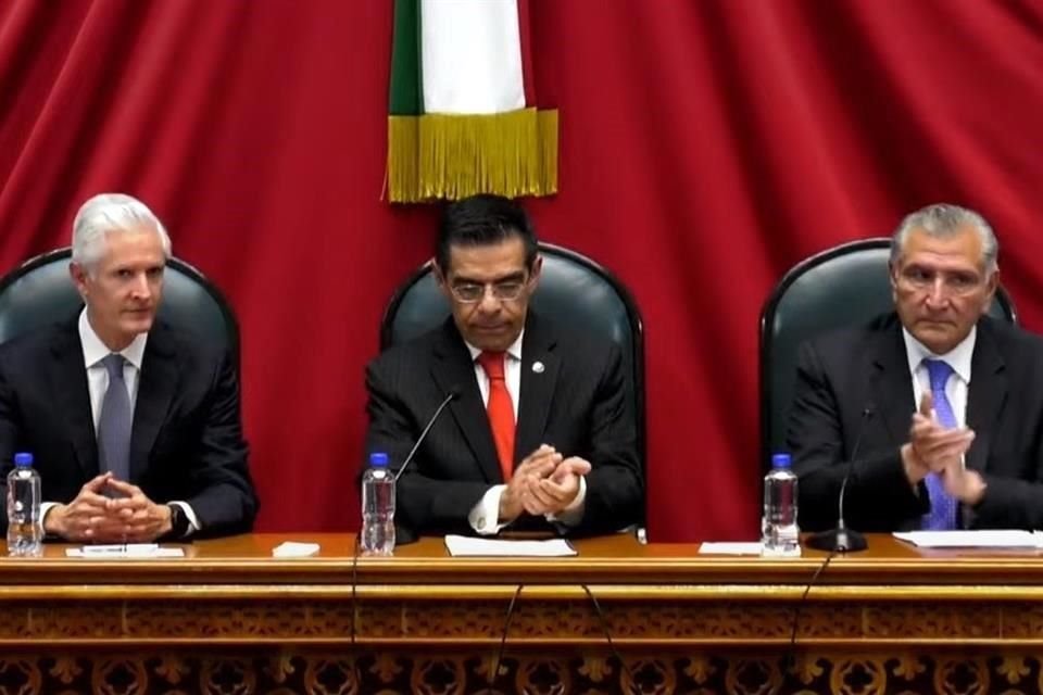 El Gobernador del Edomex, Alfredo del Mazo (PRI), ofreció el respaldo de su administración a la reforma que amplía el plazo para que fuerzas armadas participen en labores de seguridad.