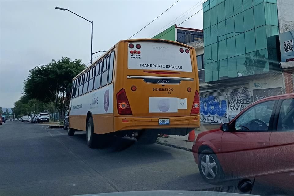 Autobús entregado a municipios del interior del estado estacionado en avenida Federalismo, en Guadalajara, en sábado.