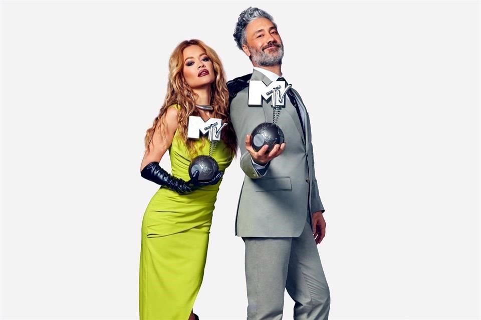 La cantante Rita Ora y el cineasta Taika Waititi, esposos en la vida real, serán los conductores de los Premios MTV EMA 2022.