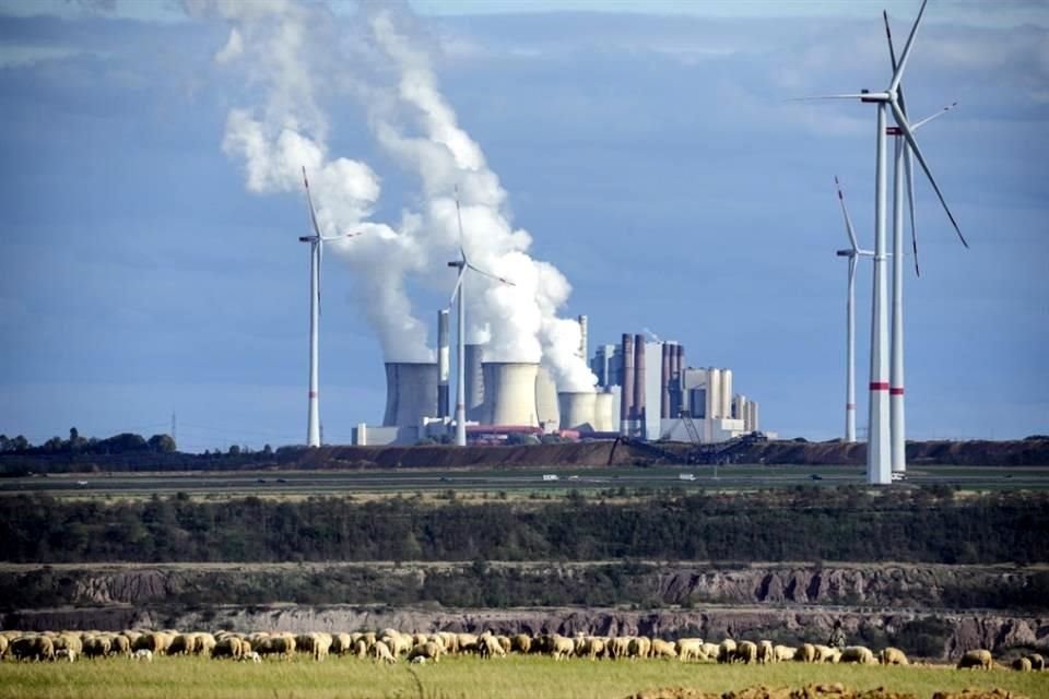 Planta de carbón lanza humo en Luetzerath, Alemania.