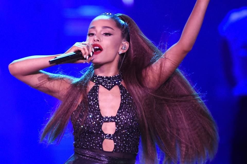 Ariana Grande sorprendió en redes sociales al mostrar su cambio de imagen para ser Glinda en la cinta 'Wicked'.