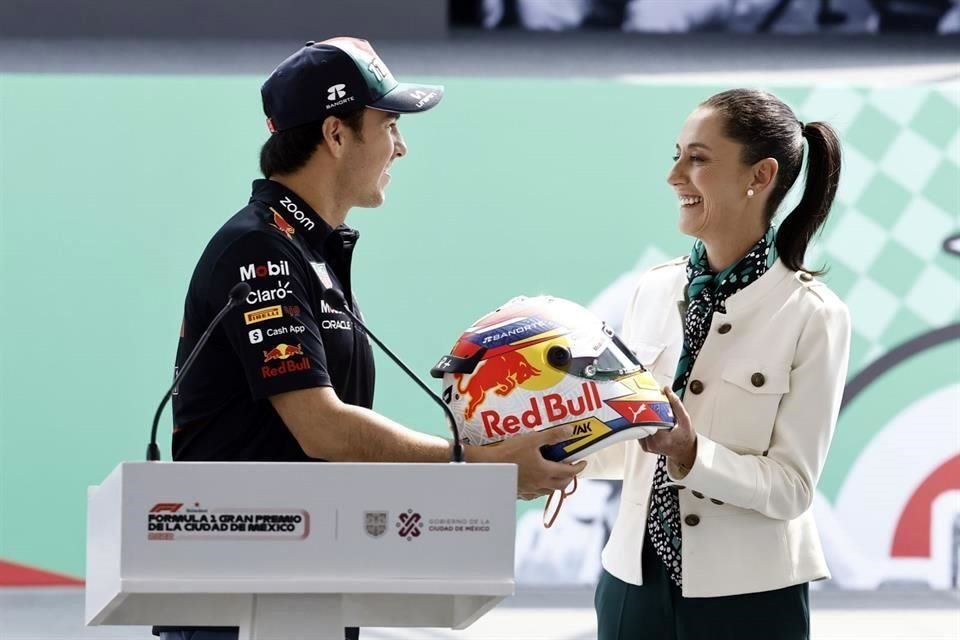 Checo Pérez le regaló un casco a la Jefa de Gobierno, Claudia Sheinbaum.