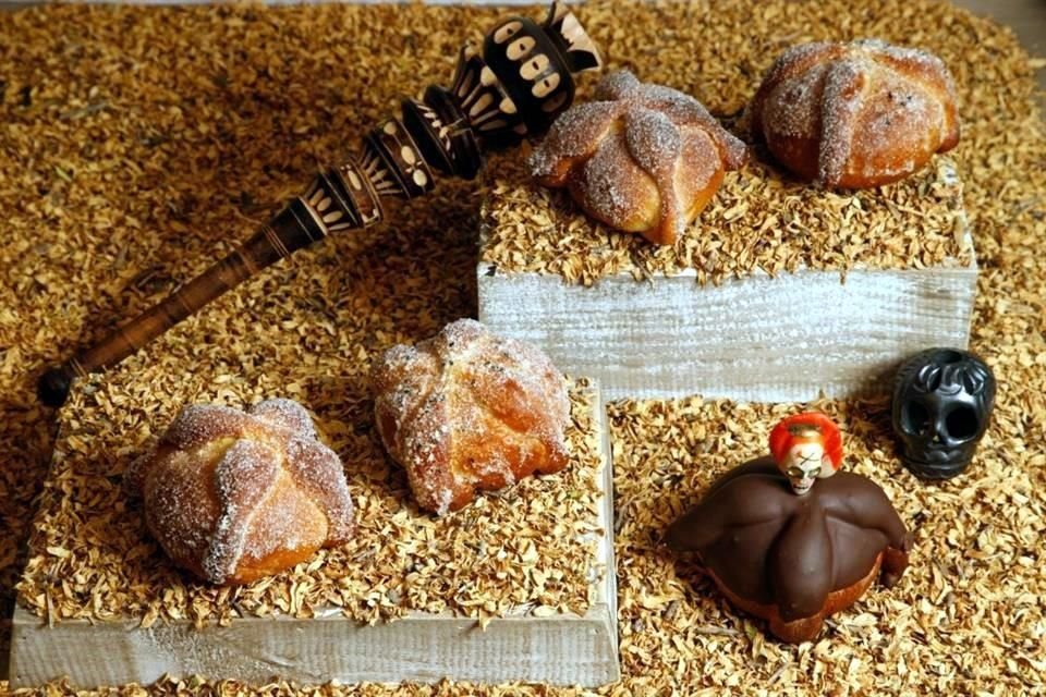 Más allá de las modas y los extravagantes adornos, la masa de bizcocho y la fragancia cítrica dan sustancia al pan de muerto chilango.