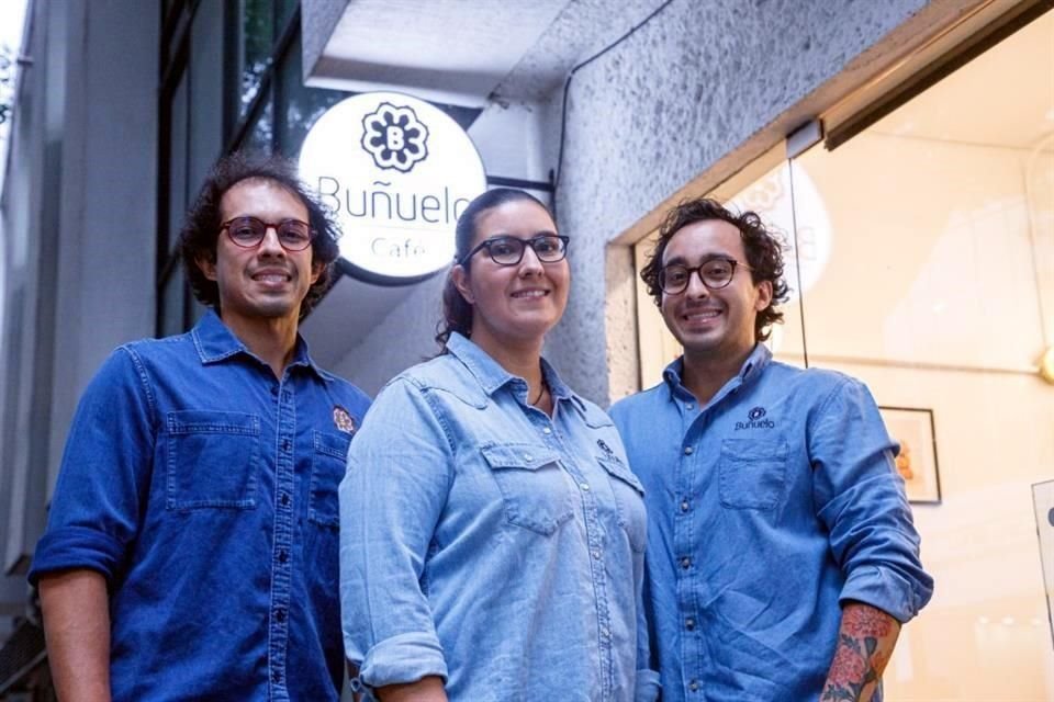 Julio, Ariana y Carlos González, socios de Buñuelo, donde ofrecen pan de muerto desde el primero de octubre hasta el 10 de noviembre.