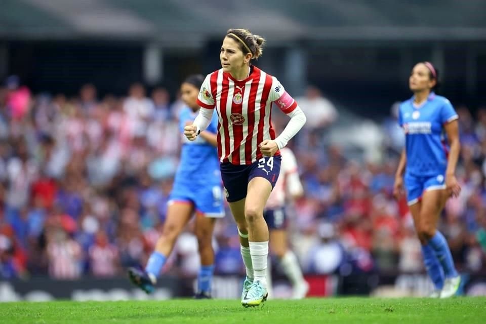 Una solitaria anotación de penal de Alicia Cervantes en los últimos minutos del partido le dio a Chivas femenil el triunfo 1-0 para tomar ventaja contra Cruz Azul.