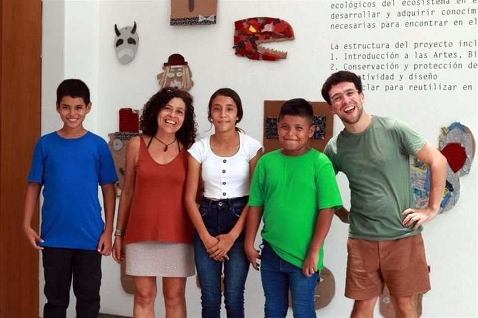 La artista Laura Baeza en su residencia en Careyes.
