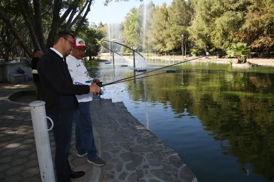 Alejandro Manríquez, encargado de la pesca deportiva en la Unidad Deportiva Tucson y Albino Galván, director del Comude Guadalajara.